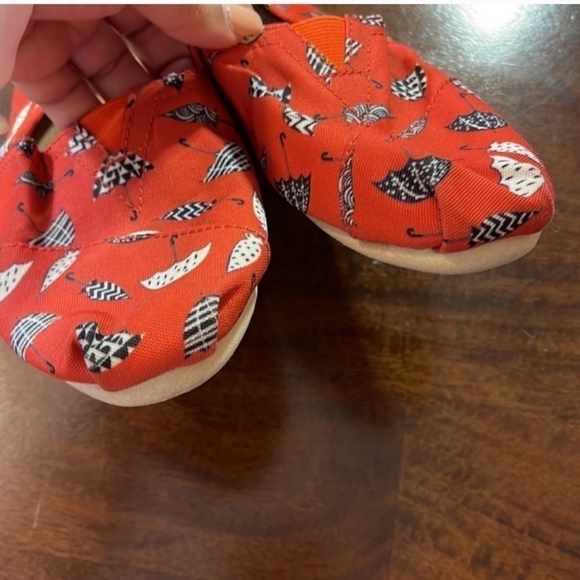 GREAT CONDITION TOMS SHOES IN ORANGE W/ UMBRELLAS ON THEM. SZ 7 LIKE NEW - Picture 2 of 4